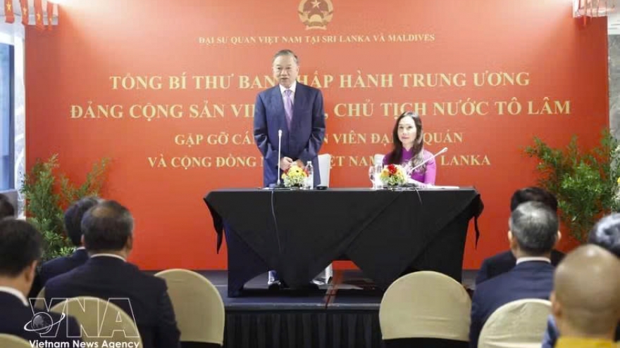 Top leader meets Vietnamese embassy staff, community in Sri Lanka